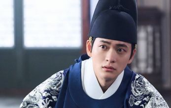 Струящаяся над рекой луна